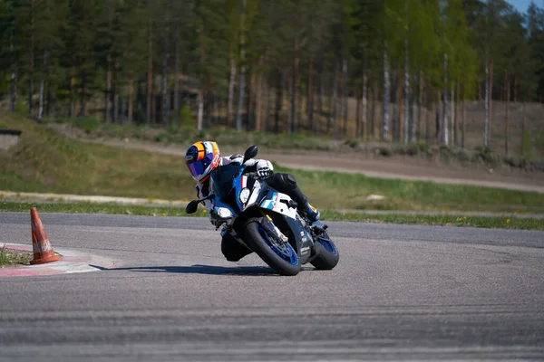 2020年拉托维亚罗帕齐 摩托车练习在赛道上快速转弯 — 图库照片