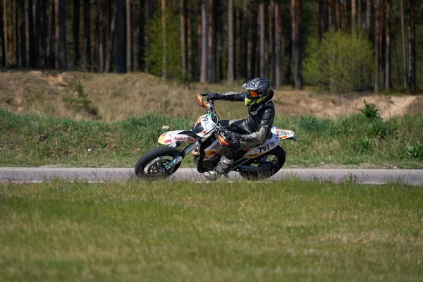 2020 Ropazi Letonya Motosiklet Antrenmanı Hızlı Bir Viraja Dayanıyor — Stok fotoğraf