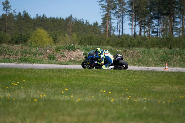 2020 Ropazi Letonia Práctica Motos Inclinada Hacia Una Curva Rápida — Foto de Stock