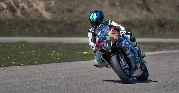 2020 Ropazi Letonia Motociclista Paseos Bicicleta Deportiva Por Carretera Asfalto — Foto de Stock