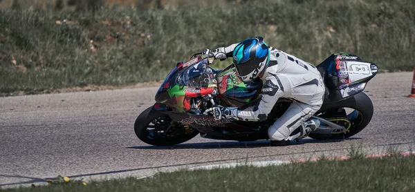 2020 Ropazi Letónia Motociclista Passeios Bicicleta Desportiva Por Estrada Asfalto — Fotografia de Stock