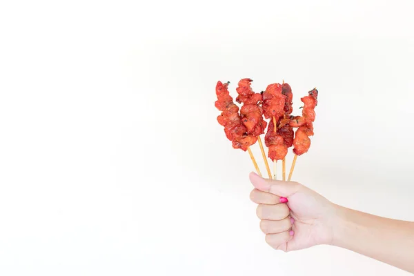 Tahtada ızgara tavuk, beyaz arka plan.