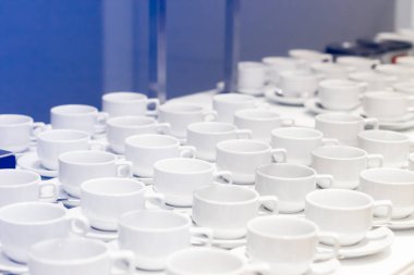 birçok beyaz kahve fincanı bir çizgi üzerinde bir büfe