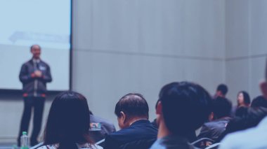 Sahnedeki konuşmacılar, Seyirci Semineri, Yatırım Konsepti Konulu İş ve Eğitim Toplantısı 'na Arka Bakış