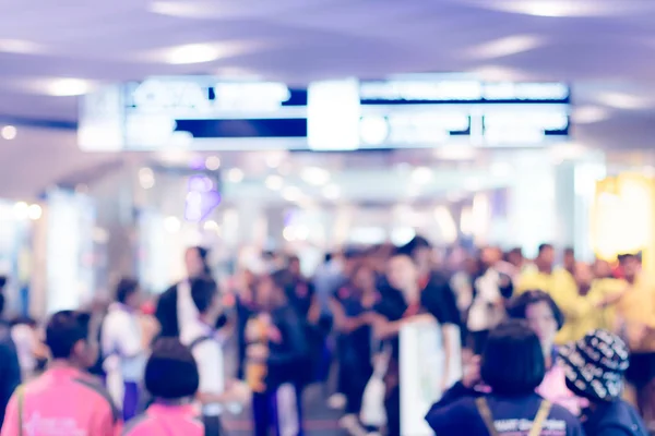 Alışveriş merkezinde yürüyen insanların bulanık görüntüsü.