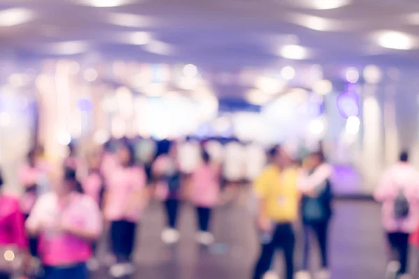 Alışveriş merkezinde yürüyen insanların bulanık görüntüsü.