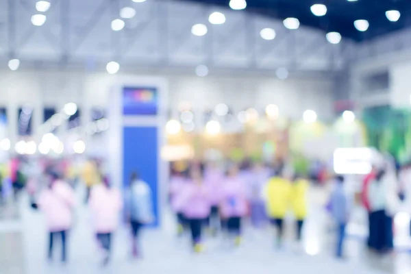 Alışveriş merkezinde yürüyen insanların bulanık görüntüsü.