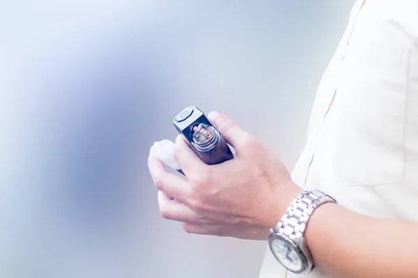  Elinde elektrikli sigara tutan bir adam... yumuşak odak.