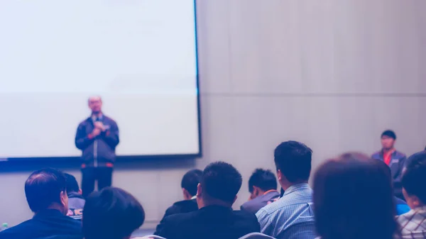 Sahnedeki konuşmacılar, Seyirci Semineri, Yatırım Konsepti Konulu İş ve Eğitim Toplantısı 'na Arka Bakış