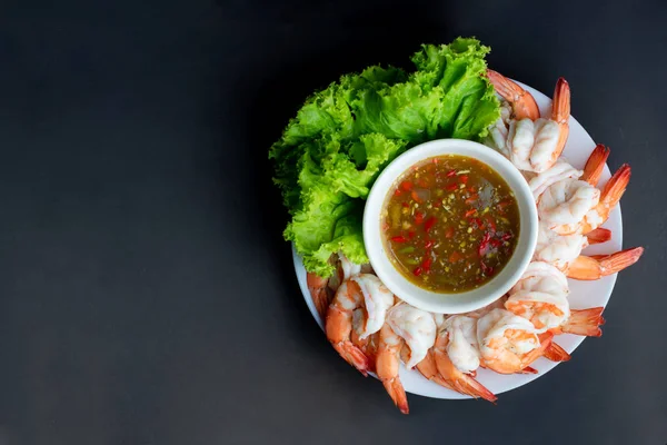 Beyaz tabakta baharatlı karides..