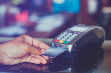 Alışveriş için kredi kartı ödemesi Mağazada ve tüm servisleri satın al.