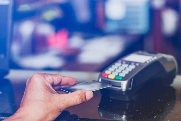 Alışveriş için kredi kartı ödemesi Mağazada ve tüm servisleri satın al.