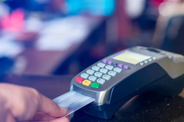 Alışveriş için kredi kartı ödemesi Mağazada ve tüm servisleri satın al.