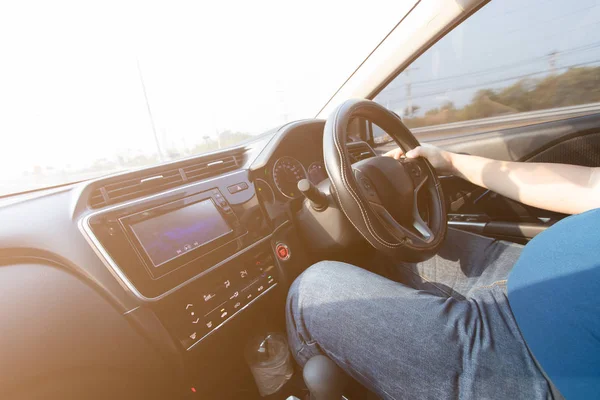 karayolu üzerinde dikiz üzerinden arabayı kullanan adam.