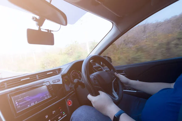 karayolu üzerinde dikiz üzerinden arabayı kullanan adam.