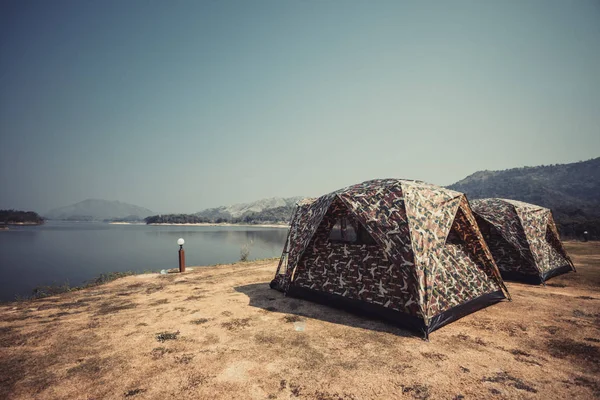 Deniz kenarındaki çadır kampı. Kopya alanı.