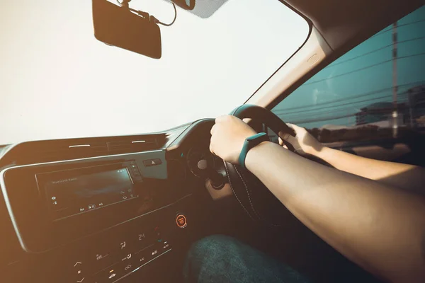 karayolu üzerinde dikiz üzerinden arabayı kullanan adam.