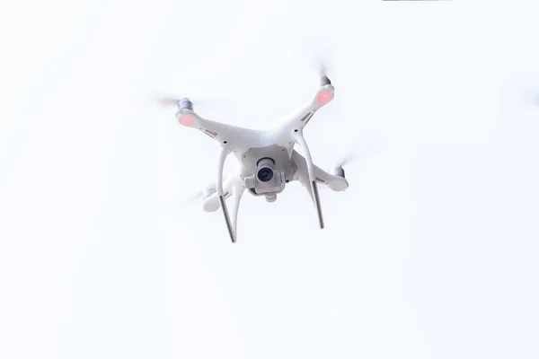 Hava Dronu Dron, aksiyon kamerasıyla uçuyor. Beyaz Sırtta İzole Edilmiş