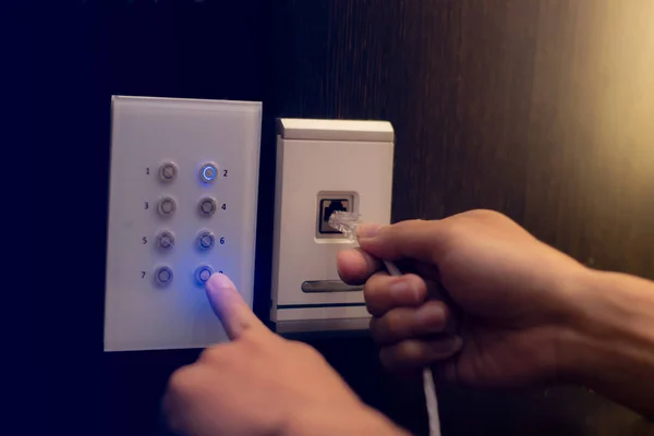 Numarayı seç tuşuna bas ve Lan kablosunu tak.