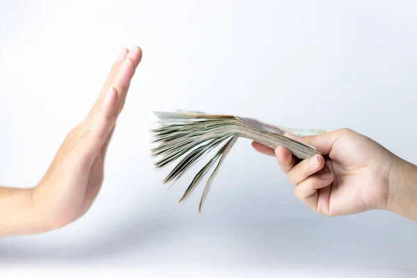 adam beyaz artalan üzerinde izole tarafından sunulan para reddeden adam