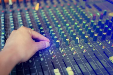 Konser için ses kontrolü, ses karıştırıcı kontrolü için düğme ekipmanı. Müzisyen DJ ve ses mühendisleri için karıştırıcı.