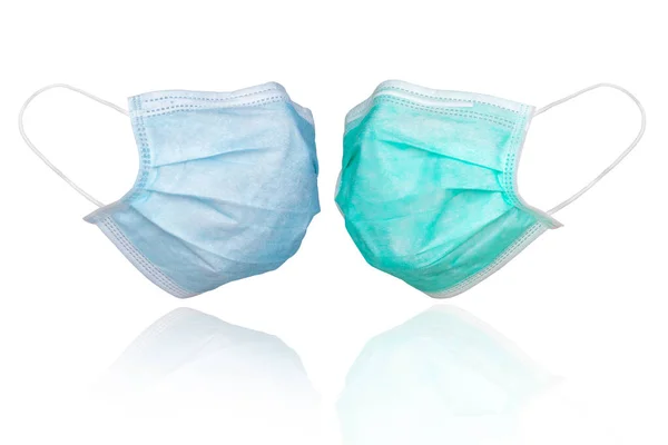 Gribe ve Corona virüsüne karşı korunmak için beyaz arka planda bulunan tıbbi maske ya da Covid-19 tüm dünyaya yayılıyor.