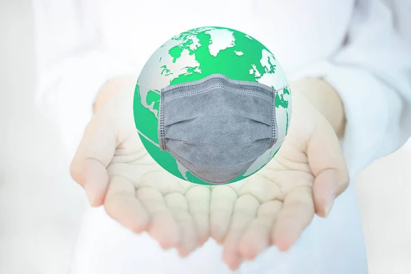 Coronavirus / Corona virüs konsepti. Dünya ve Dünya, Corona virüsüyle savaşmak için maske taktı. Virüse karşı savaş kavramı. Corona virüsünden ya da COVID-19 konseptinden korunmak. Dünyayı Corona virüsünden kurtarmak..