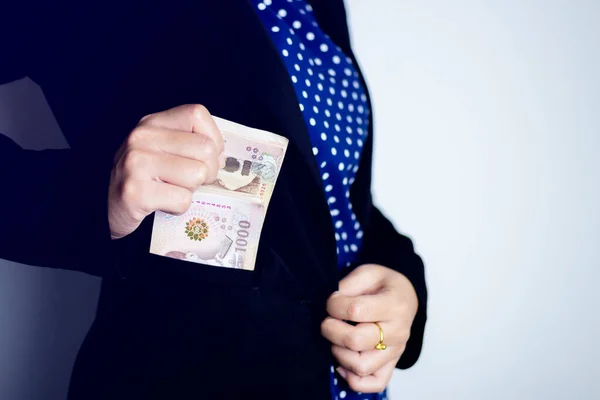 Cebinde banknot tutan bir iş adamının elini kapat..