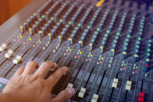 Konser için ses kontrolü, ses karıştırıcı kontrolü için düğme ekipmanı. Müzisyen DJ ve ses mühendisleri için karıştırıcı.