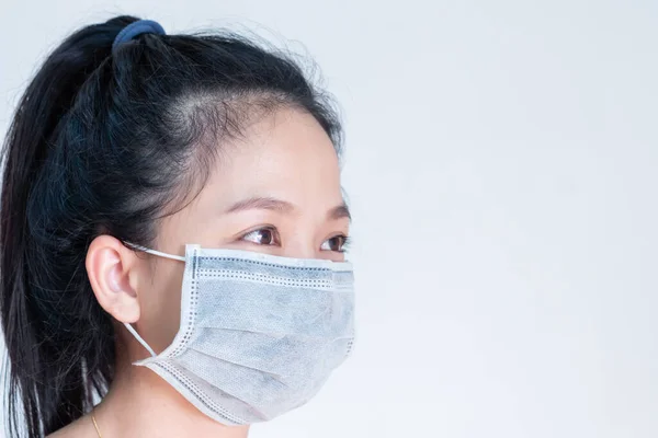 Corona virüsünü korumak için kitle giyen kadın. Bu salgının başlangıcında, Wuhan Corona virüsü olarak da bilinir. Çin 'de yaşandı ve tüm dünyaya yayıldı..