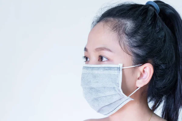 Corona virüsünü korumak için kitle giyen kadın. Bu salgının başlangıcında, Wuhan Corona virüsü olarak da bilinir. Çin 'de yaşandı ve tüm dünyaya yayıldı..