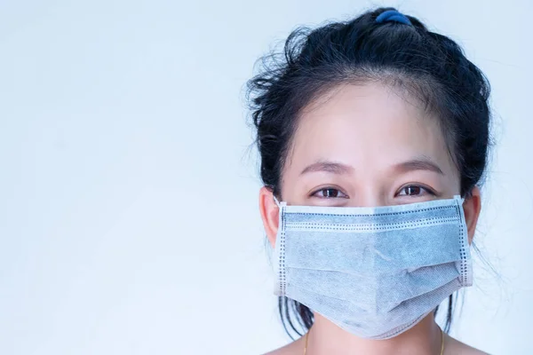 Corona virüsünü korumak için kitle giyen kadın. Bu salgının başlangıcında, Wuhan Corona virüsü olarak da bilinir. Çin 'de yaşandı ve tüm dünyaya yayıldı..