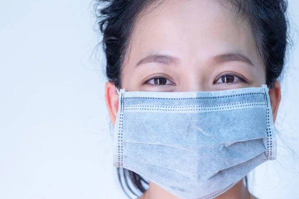 Corona virüsünü korumak için kitle giyen kadın. Bu salgının başlangıcında, Wuhan Corona virüsü olarak da bilinir. Çin 'de yaşandı ve tüm dünyaya yayıldı..