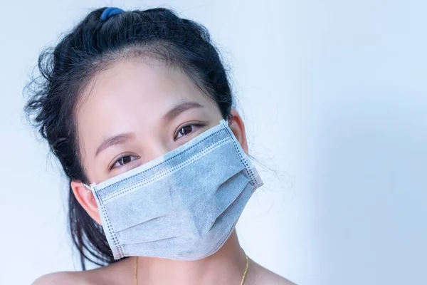 Corona virüsünü korumak için kitle giyen kadın. Bu salgının başlangıcında, Wuhan Corona virüsü olarak da bilinir. Çin 'de yaşandı ve tüm dünyaya yayıldı..