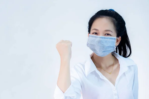 Kadınlar maske takıyor, virüsle savaşmak için elinizi kullanmaya hazır. Corona virüsü, ya da Covid-19, tüm dünyaya yayılıyor..