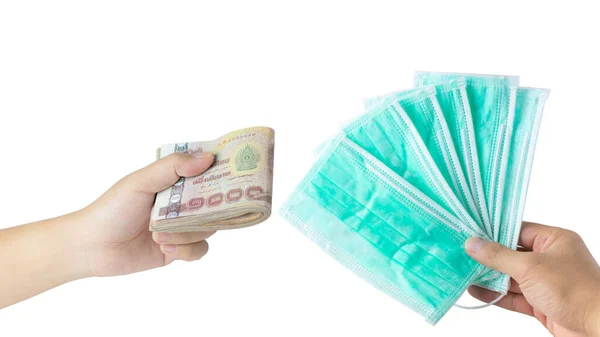 Maskeleri beyaz arka planda tutan el. Mikropları, virüsleri ve Covid-19 'u önlemek için sağlık maskeleri..