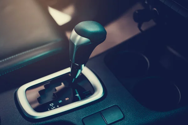 Otomatik vites kutusu kolu; Otomatik vites vites kolu yakın çekim görüntüsü