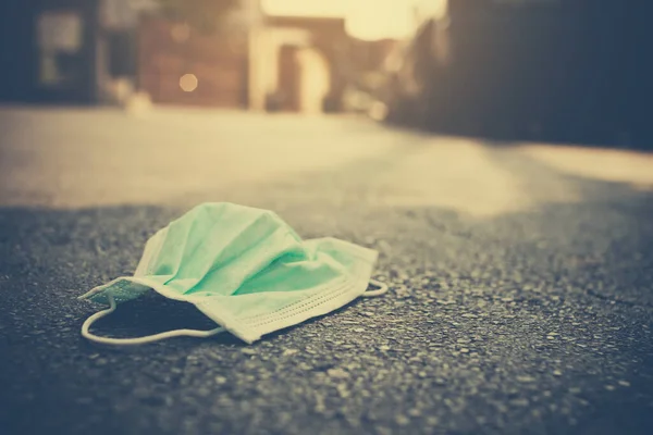 Kullanılan anti-korona virüsünde kullanılan tıbbi maskeler yolda bırakılmış. Maskenin yanlış çıkarılması, Covid-19 'un plastik bir torbaya yayılmasına ve çöp poşetine koymadan önce poşeti mühürlemesine neden oldu..