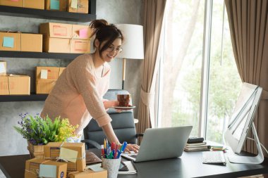 Korona virüsü sırasında Asyalı kadın evden çalışıyor, COVID-19 mola zamanı. Ekibiyle telekonferans yapmak için laptopunu kullan.