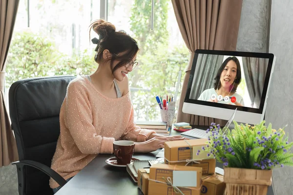 Aziatische Vrouw Werken Vanuit Huis Tijdens Corona Virus Covid Uit — Stockfoto