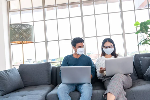 Couple Portant Travail Masque Chirurgical Maison Pendant Verrouillage Épidémie Virus Photos De Stock Libres De Droits