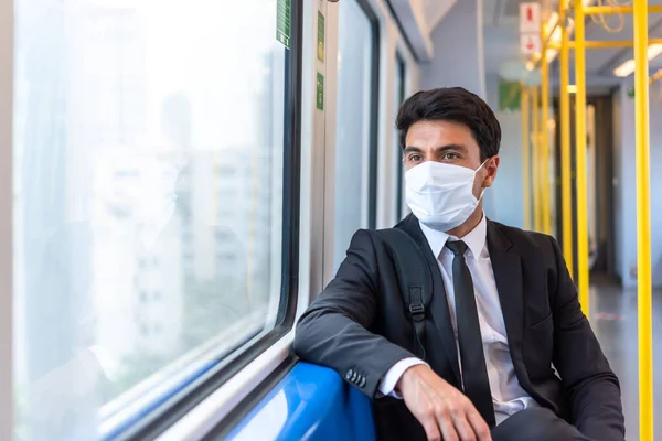 Geschäftsmann Mit Weißer Gesichtsmaske Während Zugfahrt Sitzt Fenster Neuer Normaler lizenzfreie Stockbilder