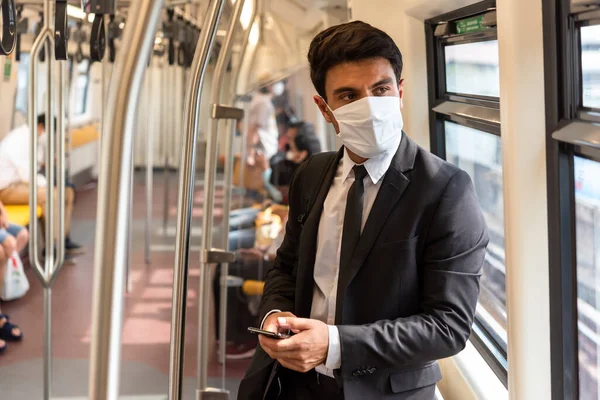 Zakenman Draagt Wit Gezichtsmasker Tijdens Reizen Met Trein Nieuwe Normale Stockafbeelding