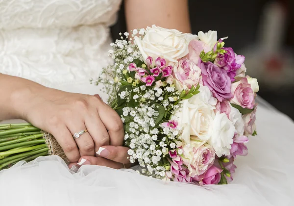 Bouquet de casamento agradável na mão da noiva — Fotografia de Stock