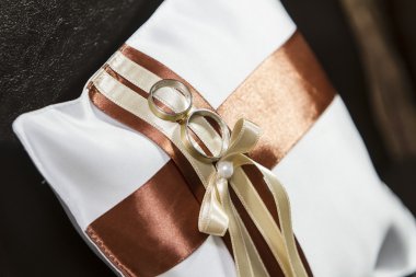 Yastığın üzerinde alyanslar