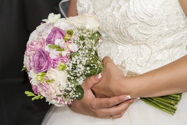 Trevligt bröllop bukett i brudens hand — Stockfoto