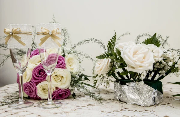 Gafas de boda y ramo —  Fotos de Stock