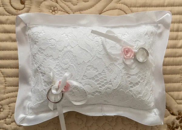 Yastığın üzerinde alyanslar