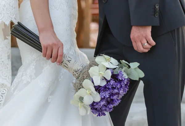 Bouquet de casamento agradável na mão da noiva — Fotografia de Stock