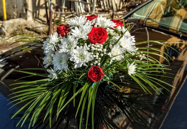 Букет свадебный автомобиль декор цветов — стоковое фото